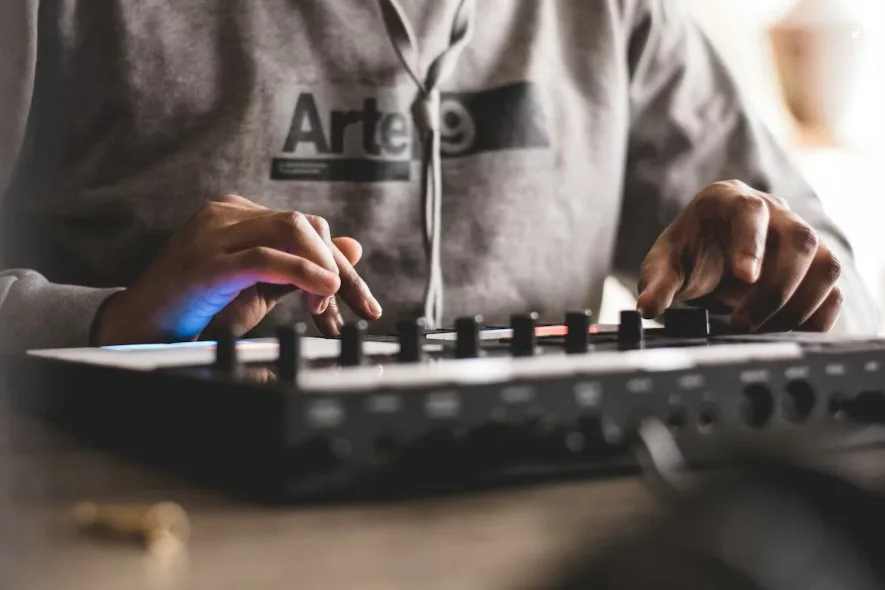 Create Professional Music for Advertisements & Commercials